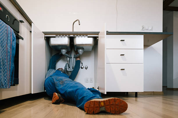 Professional Emergency Plumber technician working in Alton, IA